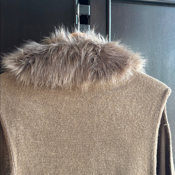Brown Sleeveless Vest Sweater with Faux Fur Trim - Picture 5 of 13